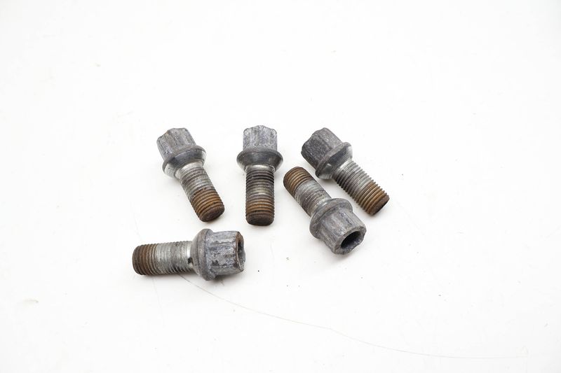 Wheel Bolt / Lug Nut Set (5) WHT001812 — Used (SKU 725927)