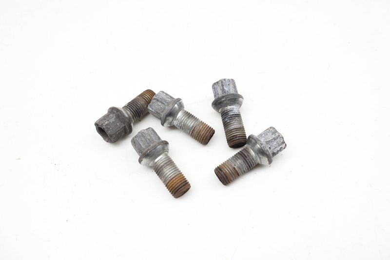 Wheel Bolt / Lug Nut Set (5) WHT001812 — Used (SKU 725929)