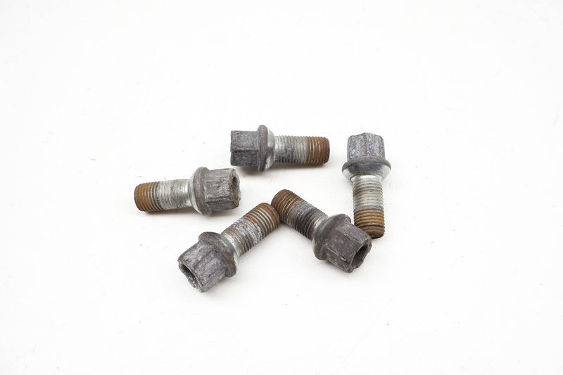 Wheel Bolt / Lug Nut Set (5) WHT001812 — Used (SKU 725930)