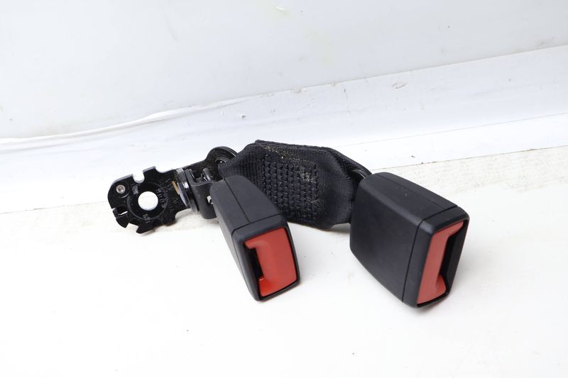 Seat Belt Buckle / Receiver (DOUBLE) 8W0857739C — Used (SKU 636122)