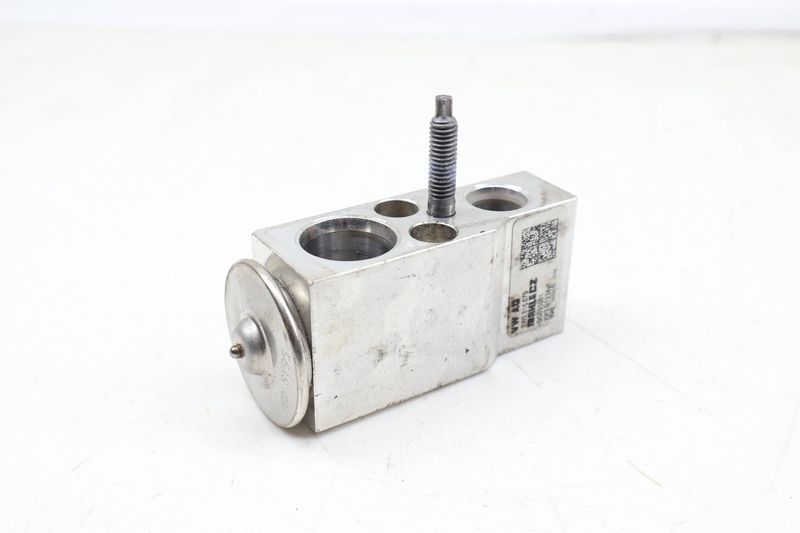 AC Expansion Valve 8W0816679 — Used (SKU 678903)