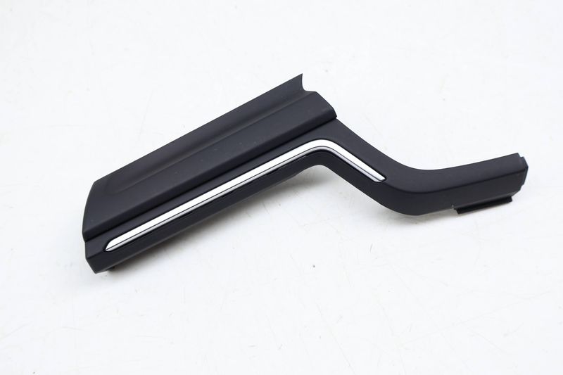 Dash / Air Vent Trim 8W1820901B — Used (SKU 678933)
