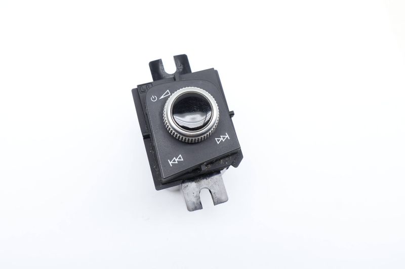 Media Power / Volume Switch Knob 8W1919616 — Used (SKU 648777)