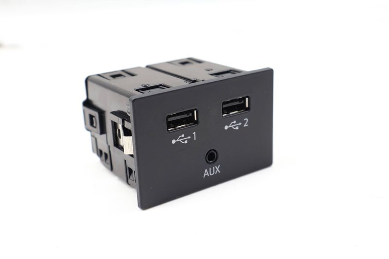 USB / AUX-IN Socket 81A035736 — Used (SKU 718132)