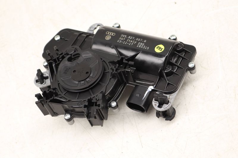 Hatch / Trunk Lid Motor 3V5827887B — Used (SKU 537018)