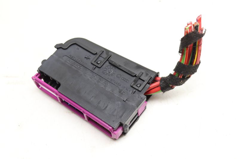 Fuse Panel / Holder 4F1941824 — Used (SKU 545343)