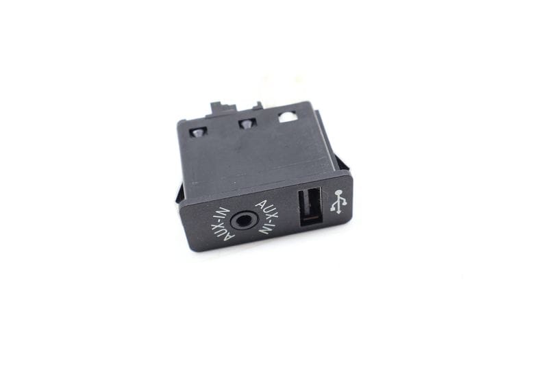 USB / AUX-IN Socket 84109266607 — Used (SKU 706959)
