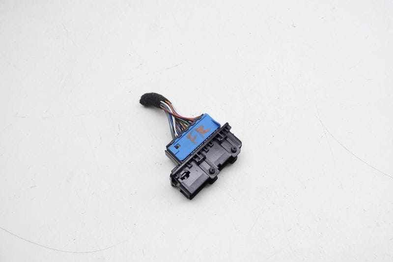 Door Wiring Harness Connector / Pigtail 9221027 — Used (SKU 710254)