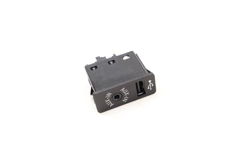 USB / AUX-IN Socket 84109266607 — Used (SKU 620334)