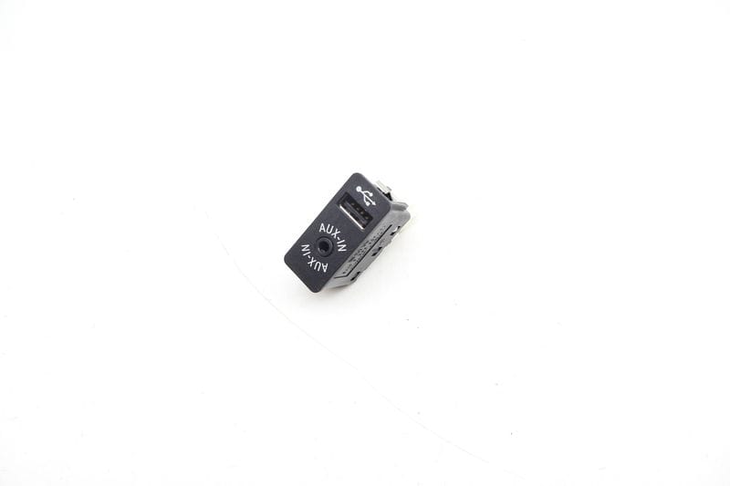 USB / AUX-IN Socket 84109266607 — Used (SKU 710297)