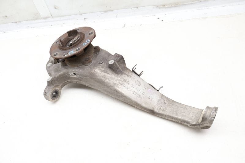 Spindle Knuckle w/ Wheel Bearing 7P0407245A — Used (SKU 653094)