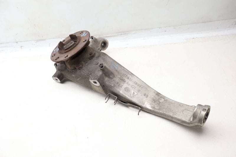 Spindle Knuckle w/ Wheel Bearing 7P0407246A — Used (SKU 653098)