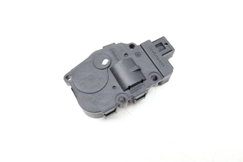 HVAC Flap / Servo Air Motor / Actuator 7P0907511 — Used (SKU 652840)