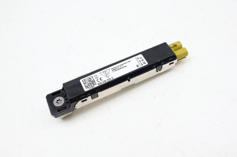 Antenna Booster 95B035225D — Used (SKU 707979)