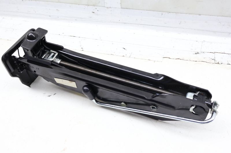 Scissor Jack 7P0011031G — Used (SKU 708329)