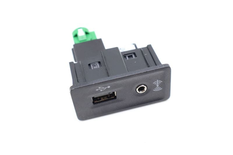 USB / AUX-IN Socket 95B035252A — Used (SKU 708036)