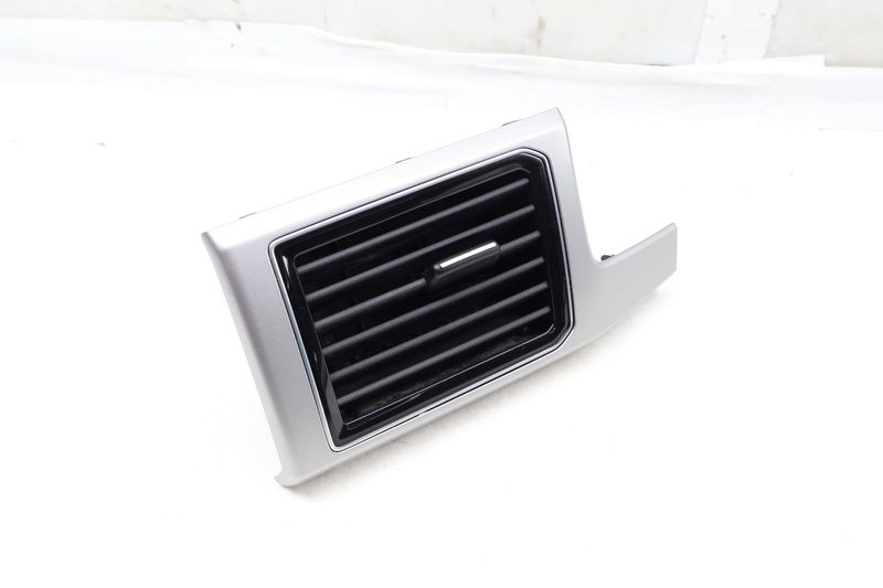Dash Air Vent w/ Trim 3CN858415G — Used (SKU 663247)