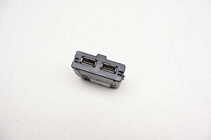 Center Console Dual USB Port / Module 5Q0035726L — Used (SKU 713499)