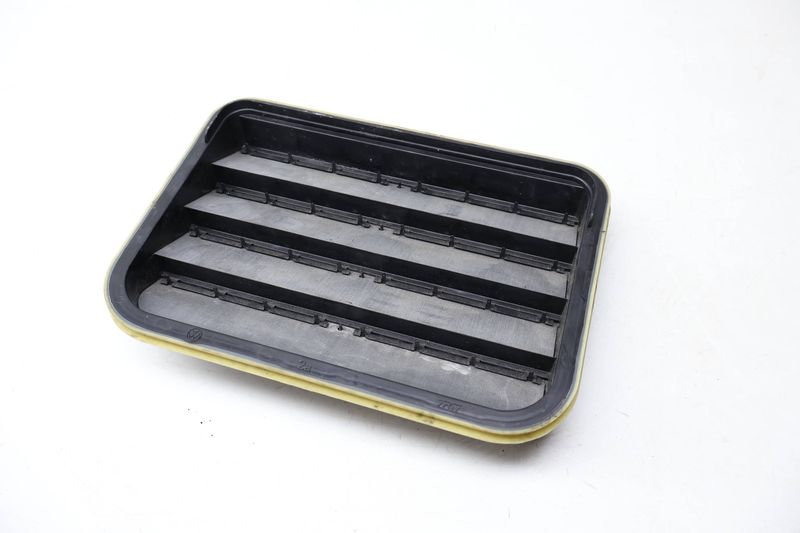 Quarter Panel Vent Trim 7PP819181A — Used (SKU 716863)