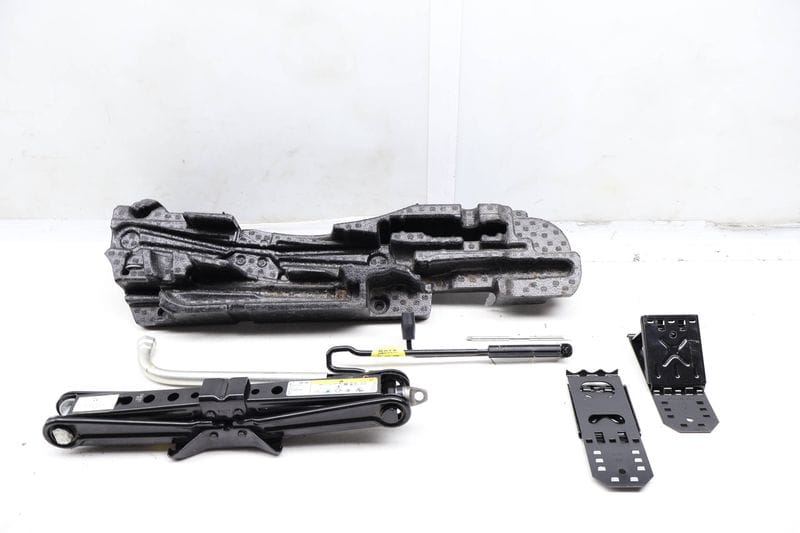Tool Kit / Jack 3QF012115 — Used (SKU 663590)