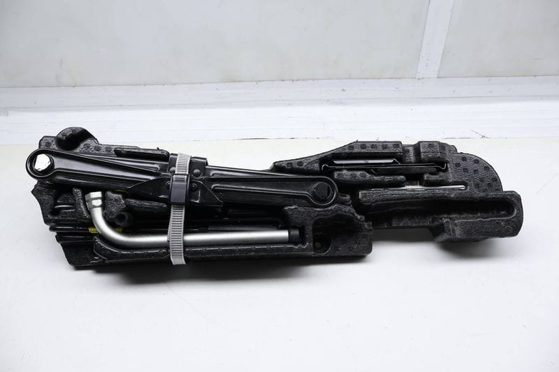 Tool Kit / Jack 3QF012115 — Used (SKU 713670)