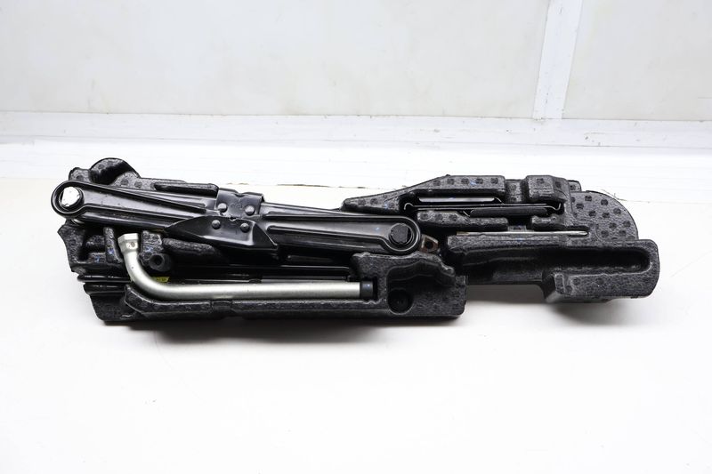 Tool Kit / Jack 3QF012115 — Used (SKU 717009)