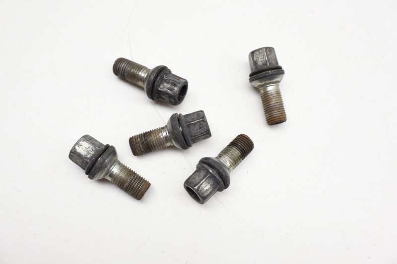 Wheel Lug Bolt / Nut Set (5) WHT002438 — Used (SKU 716821)