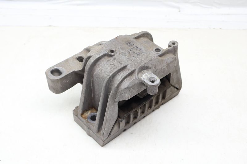Engine Mount 1K0199262M — Used (SKU 678568)