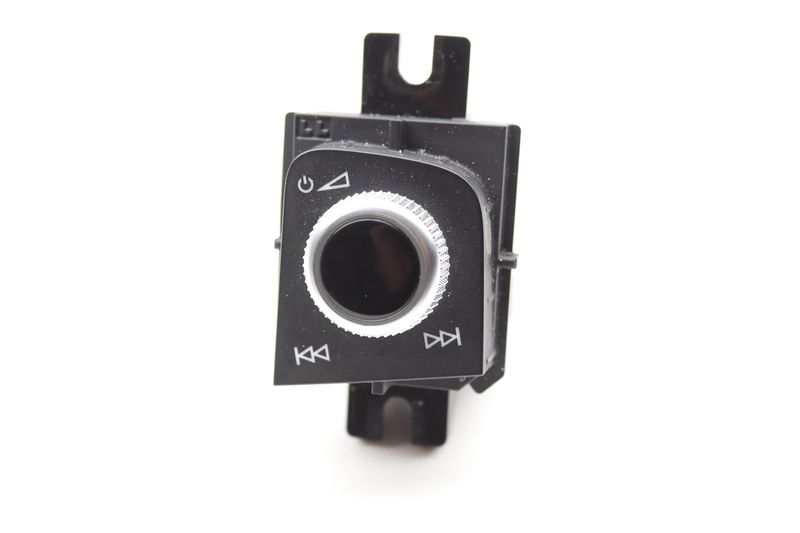 Media Power / Volume Switch Knob 8W1919616 — Used (SKU 562728)