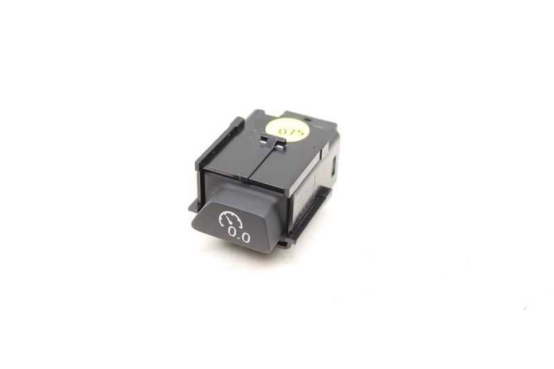 Instrument Cluster Trip Reset Switch / Button 80B907569 — Used (SKU 489904)