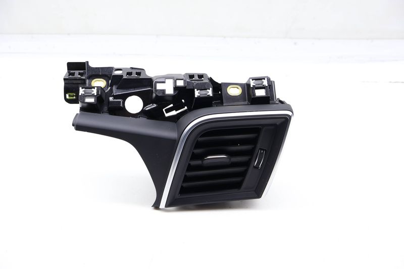 Dash Air Vent / Grille Assembly 80B820901 — Used (SKU 719147)