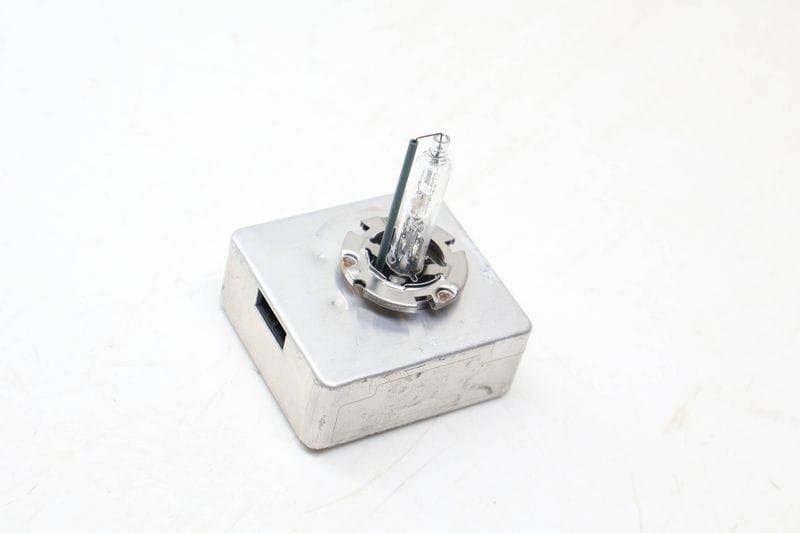 D5S HID Xenon Headlight Bulb 8W0941235 — Used (SKU 707547)