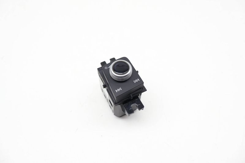 Media Power / Volume Switch Knob 80B919616 — Used (SKU 718944)