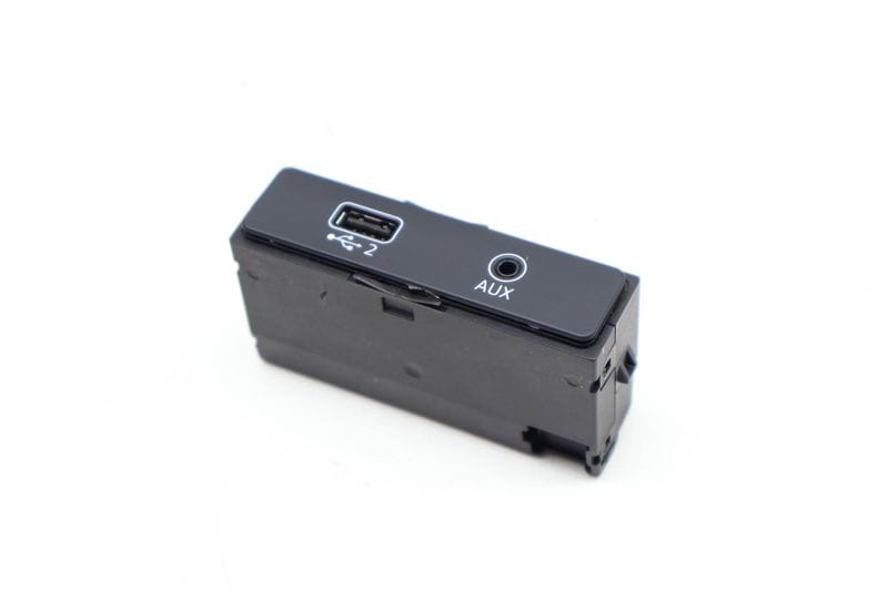 USB / AUX Port Connection 8W0035708 — Used (SKU 707476)
