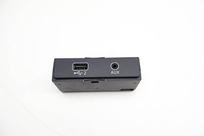 USB / AUX Port Connection 8W0035708 — Used (SKU 718934)