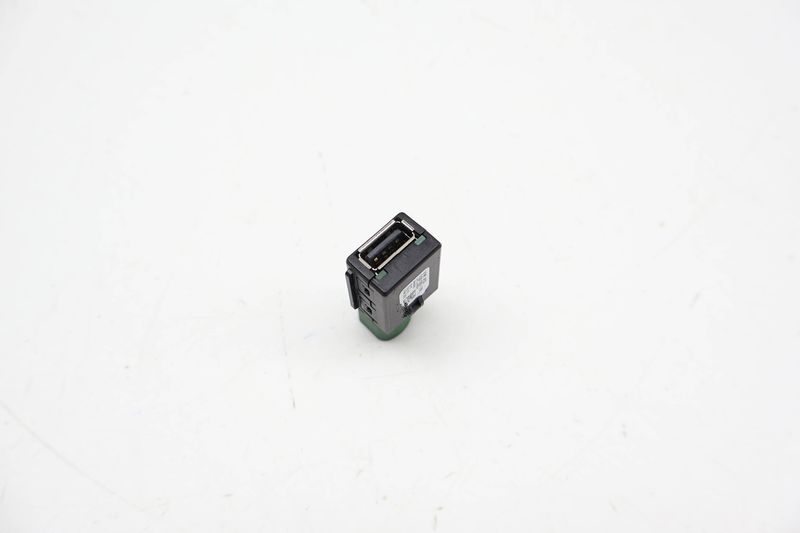 USB Port / Connector 5Q0035726 — Used (SKU 718942)
