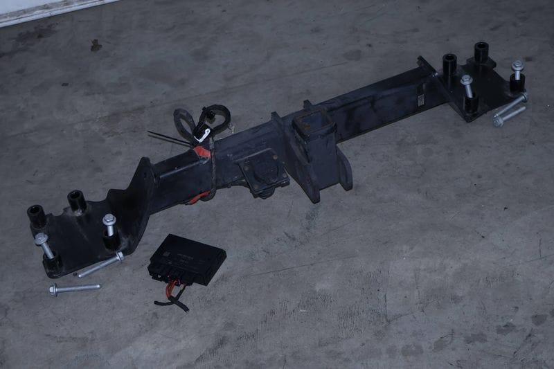 Bumper Reinforcement / Trailer Hitch Kit 4M0803881A — Used (SKU 729377)