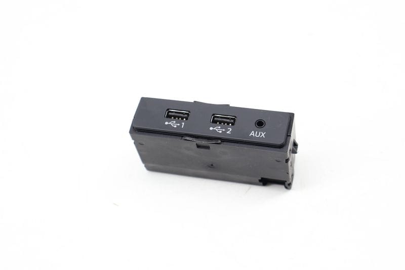 Dual USB / AUX-IN Socket 4M0035736A — Used (SKU 729054)
