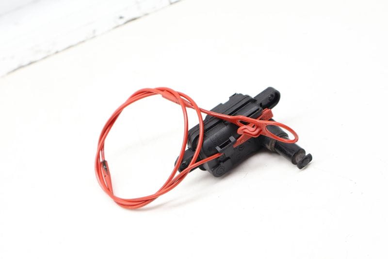 Gas / Fuel Door Lock Actuator 8S0862153 — Used (SKU 729015)