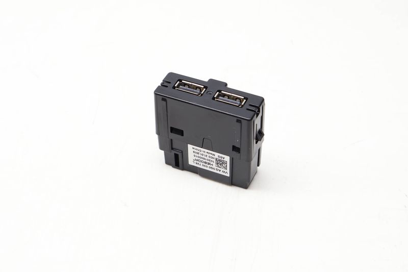 Center Console Dual USB Port / Module 5Q0035726L — Used (SKU 629974)