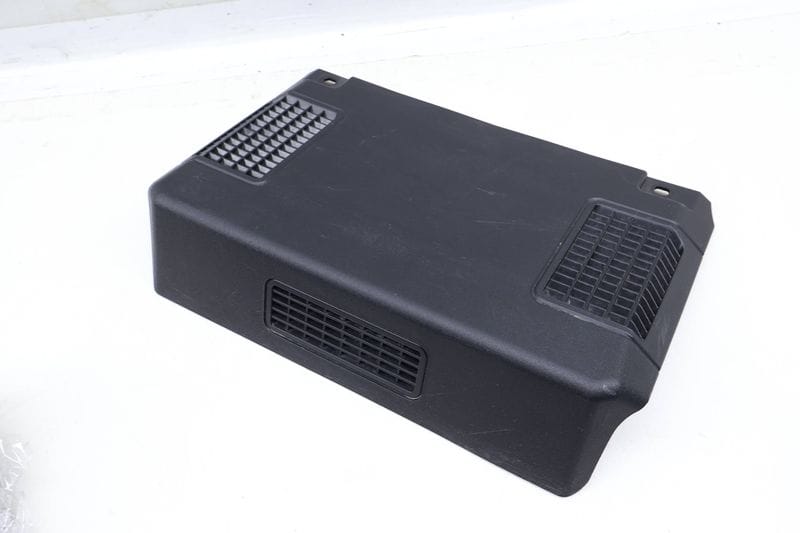Stereo Amplifier / Amp Cover 8V0863051 — Used (SKU 630180)