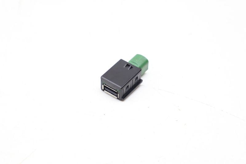 USB Port / Connector 5Q0035726 — Used (SKU 699604)
