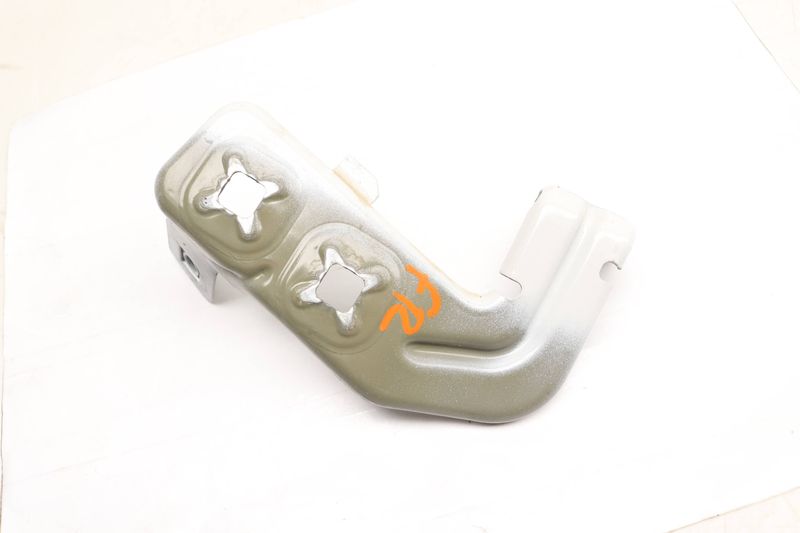 Fender Mount / Bracket 41357255822 — Used (SKU 526957)