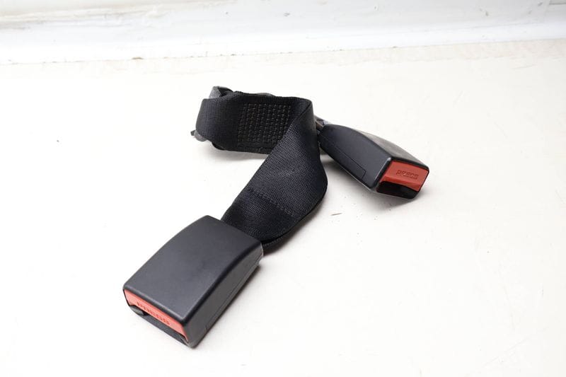 Center Seat Belt Buckle / Receiver 72117375446 — Used (SKU 647805)