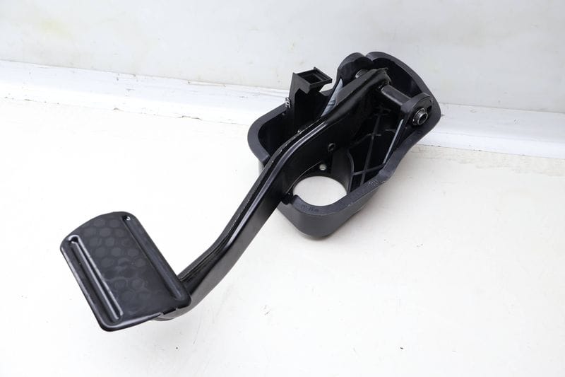 Brake Pedal 2052920415 — Used (SKU 644502)