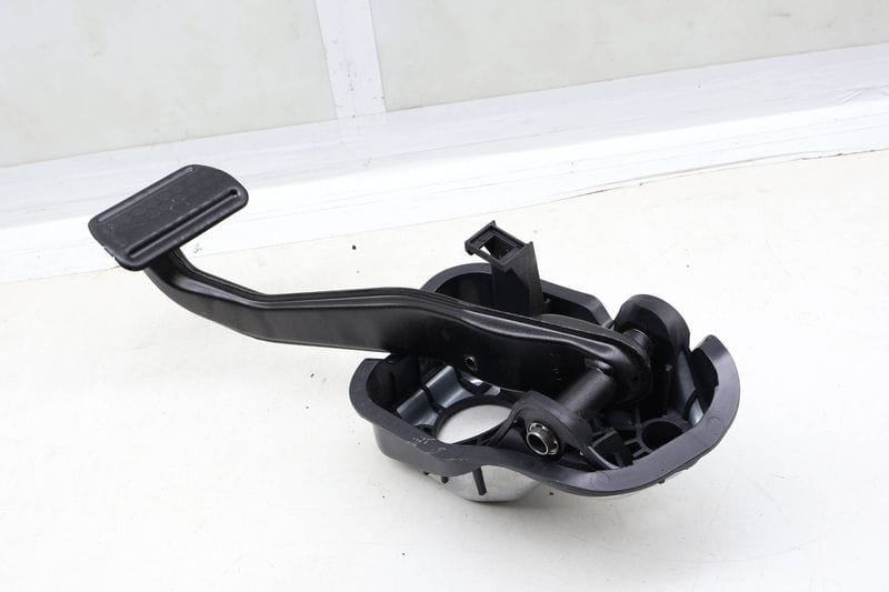 Brake Pedal 2052920415 — Used (SKU 678087)