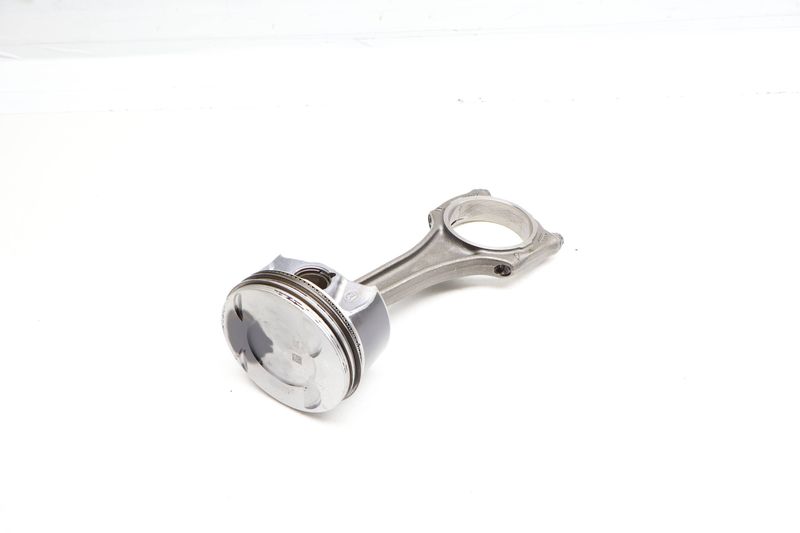 Piston w/ Connecting Rod 0P2107065 — Used (SKU 697735)