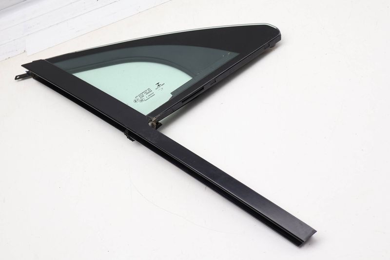 Side Door Window Glass 95B845114E — Used (SKU 733677)
