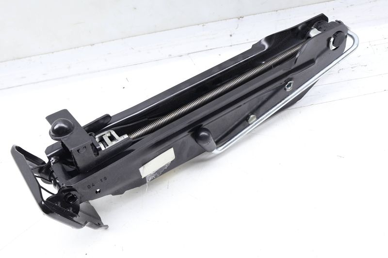 Scissor Jack 7P0011031G — Used (SKU 733483)