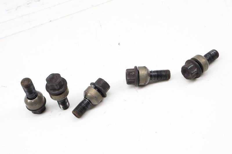 Wheel / Lug Bolt Set (5) WHT006978 — Used (SKU 733461)
